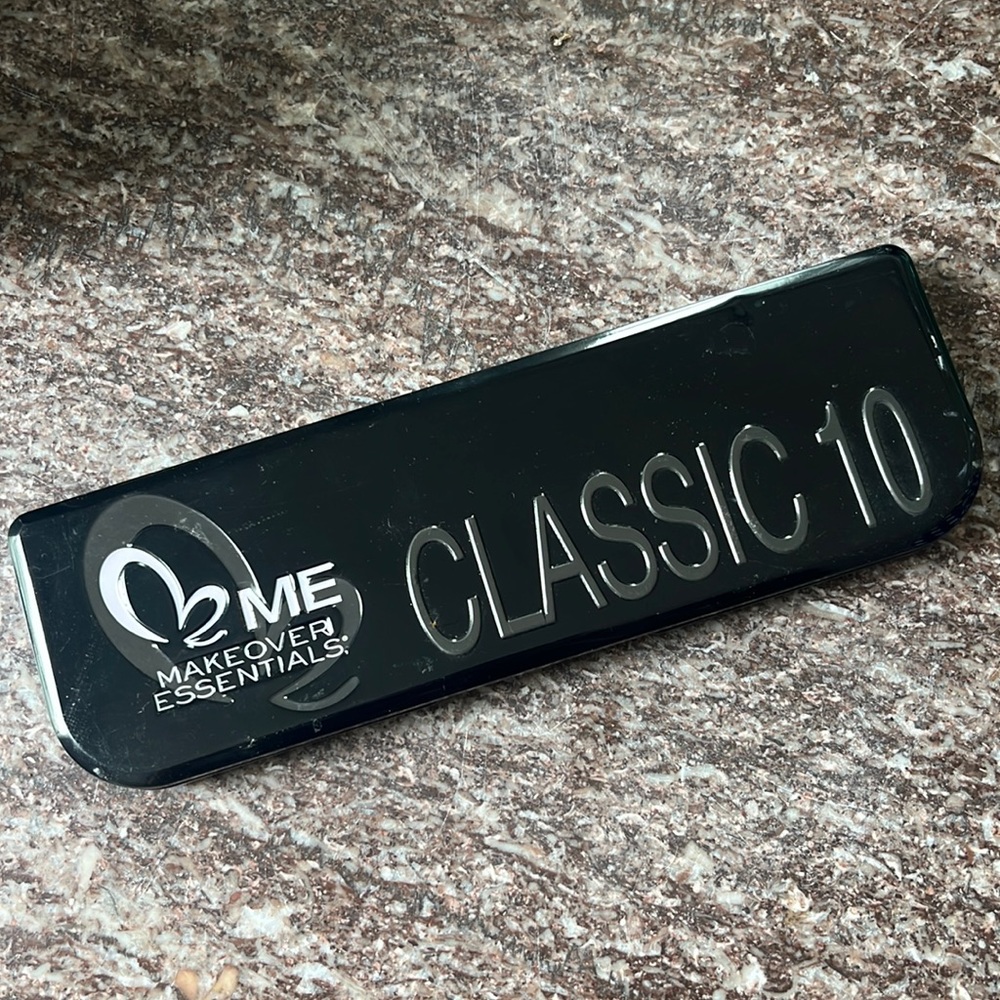 Free w Purchase Me Makeover Essentials Classic 10 Sunlit Breeze Eyeshadow